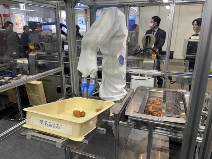 写真3. 「視触覚センシング技術」搭載ロボット